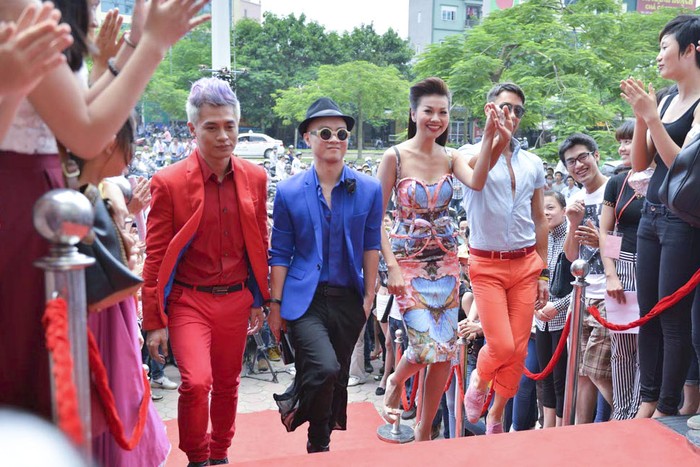Bộ tứ quyền lực gồm chuyên gia trang điểm Nam Trung, nhà thiết kế Đỗ Mạnh Cường, người mẫu Thanh Hằng và người mẫu đến từ úc Adam bước lên thảm đỏ để đi vào khu trung tâm thương mại chuẩn bị cho việc tuyển chọn thí sinh.